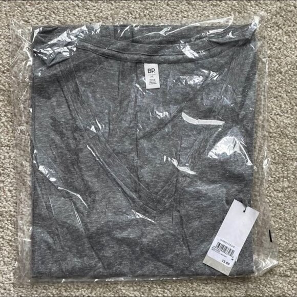 NWT BP Grey V-Neck Short Sleeve Top - Medium - Picture 3 of 3